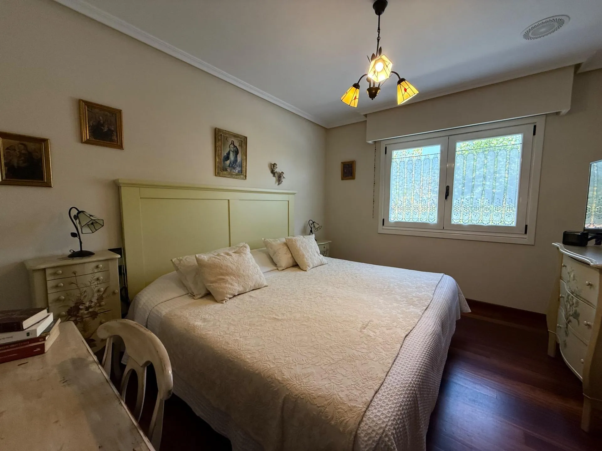 Dormitorio buhardilla con tragaluz y parquet