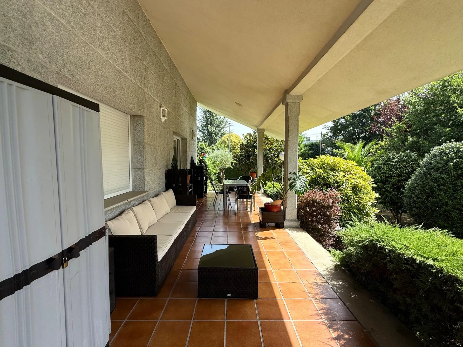 Terraza cubierta exterior con sofá