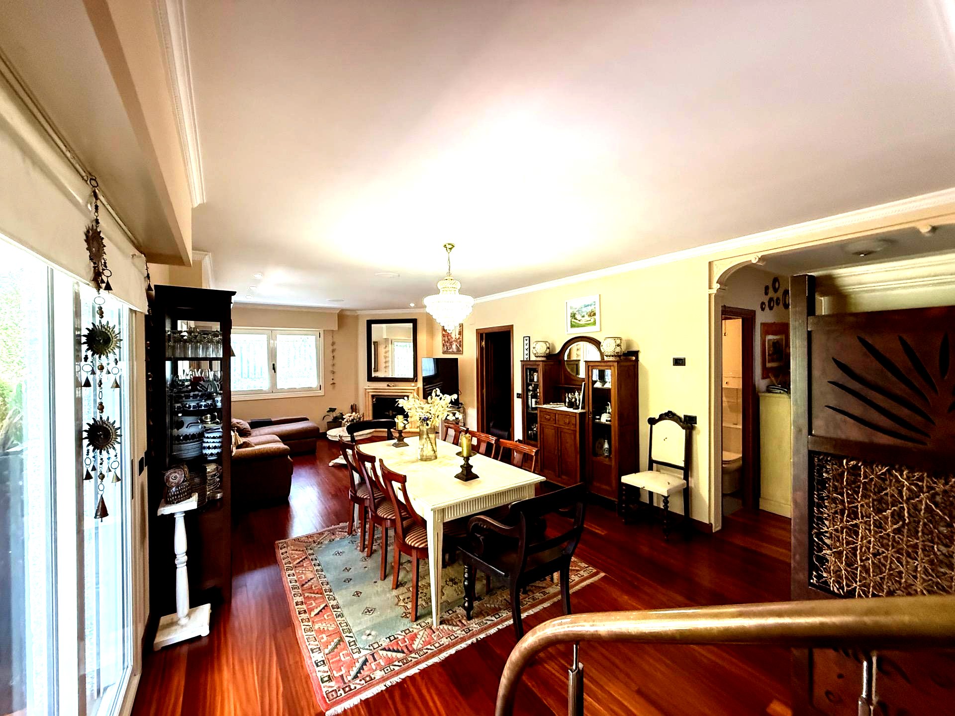 Salón comedor con araña de cristal y parquet noble