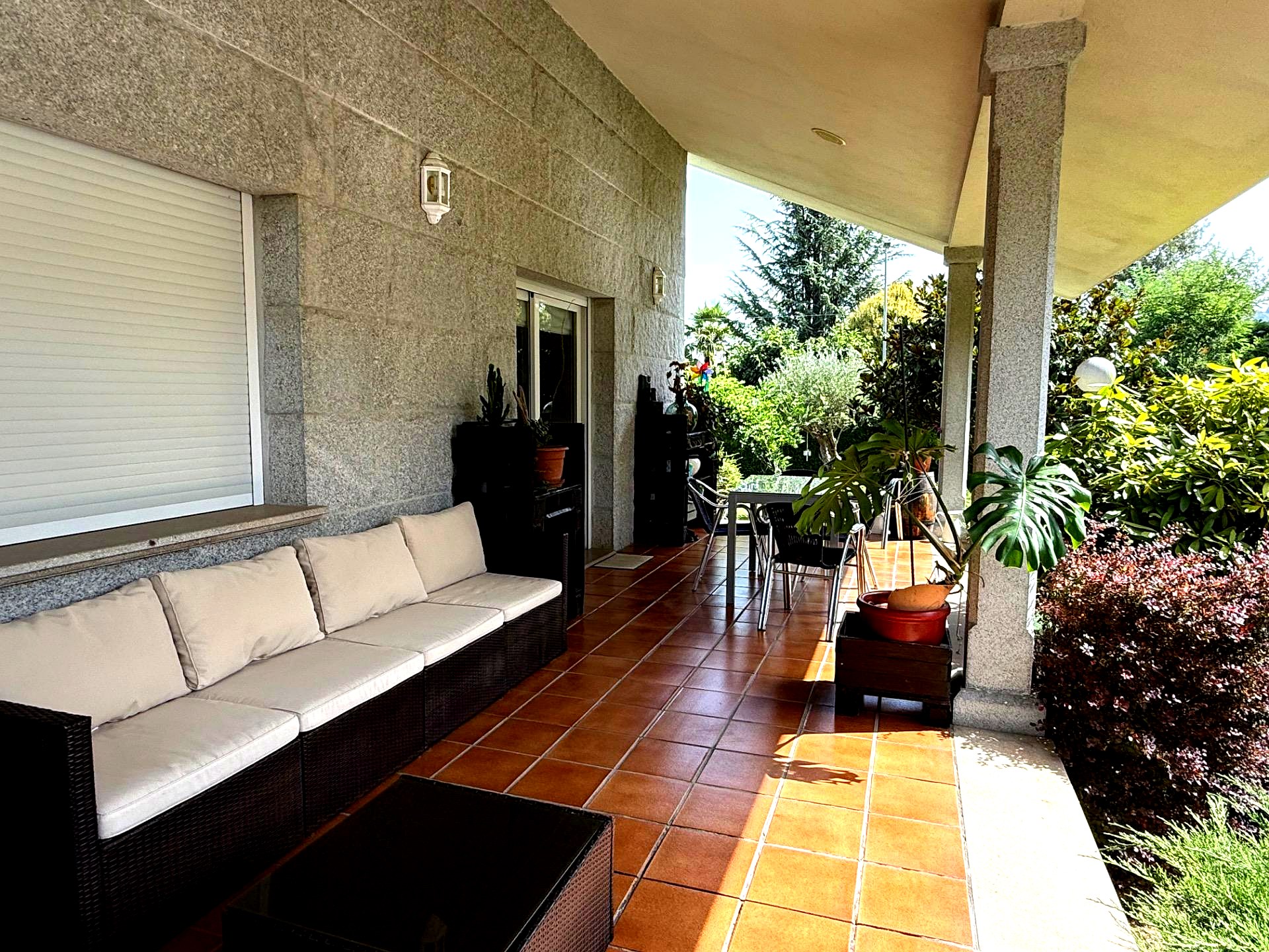 Terraza cubierta zona lounge