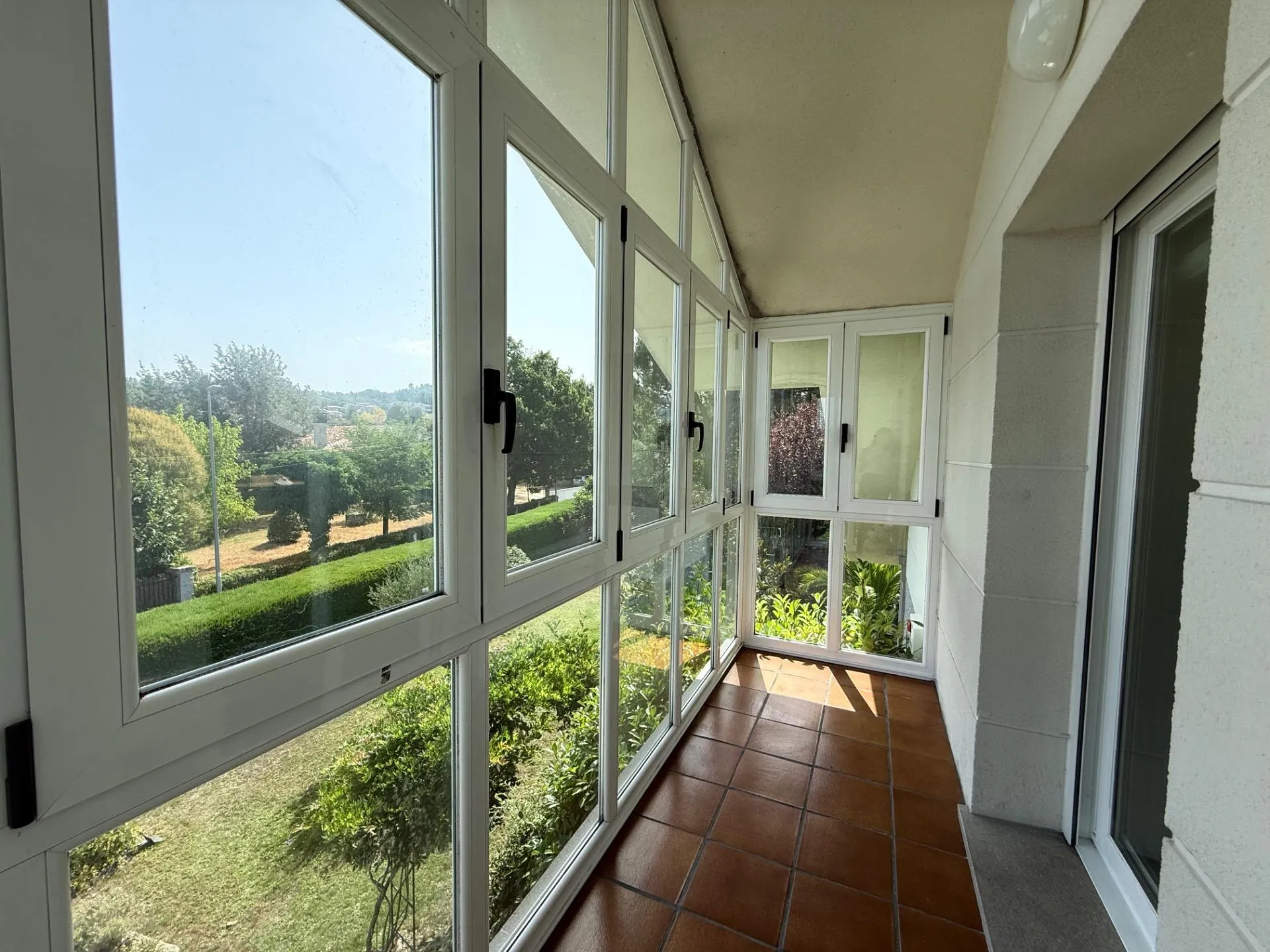 Galería acristalada con vistas panorámicas al jardín