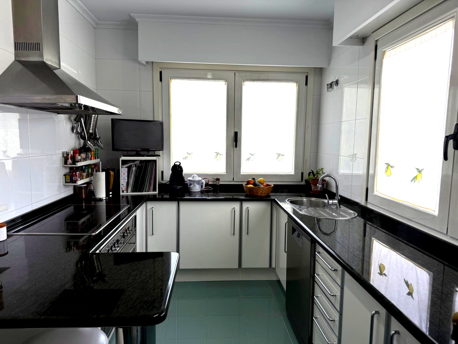 Cocina con encimera de granito negro