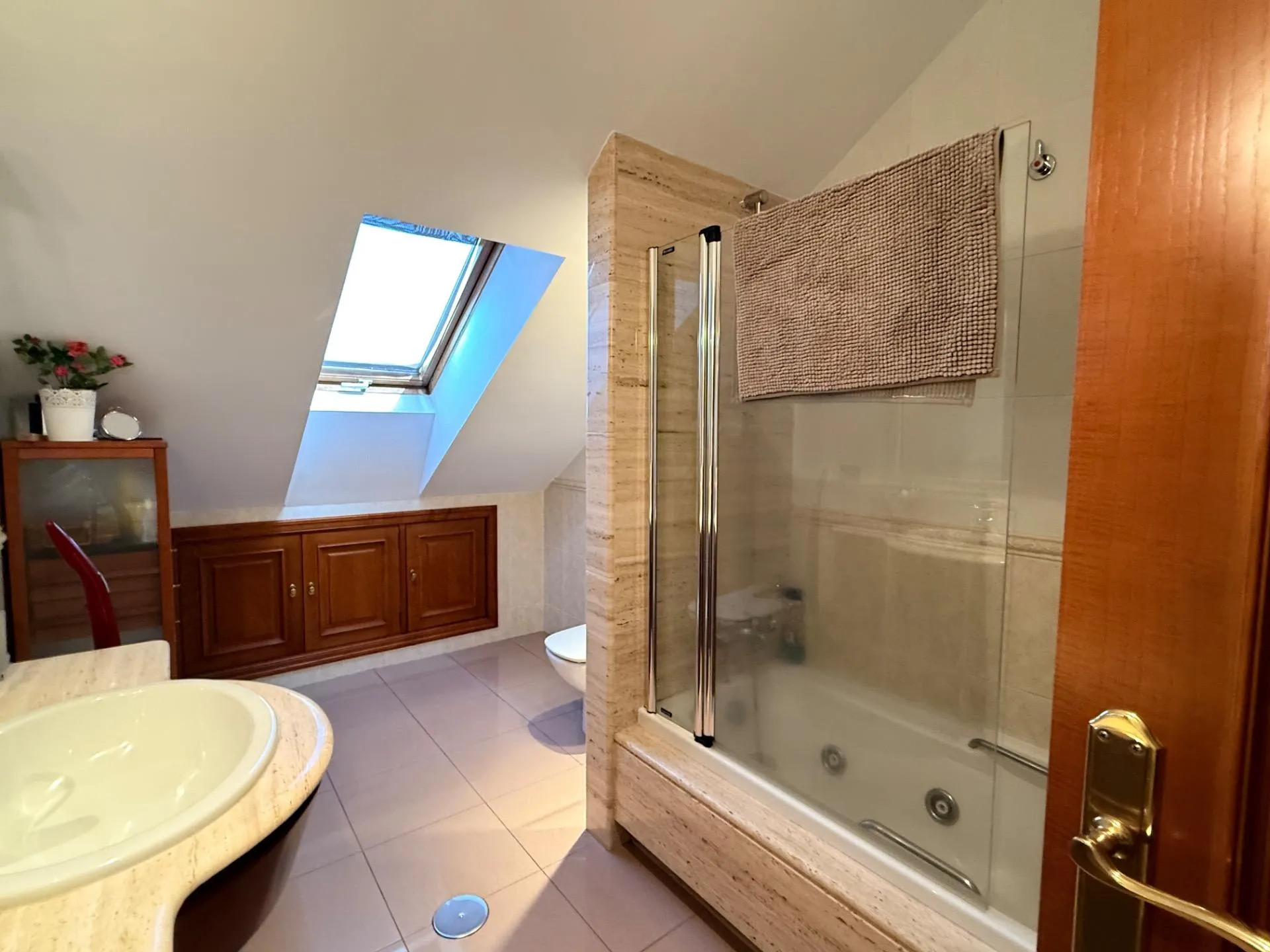 Baño suite con bañera y tragaluz